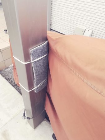 柱の間に薄いクッション