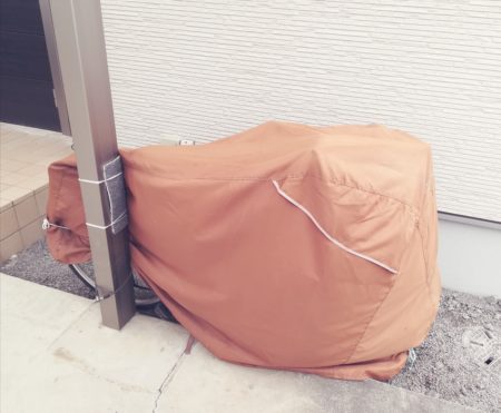 自転車を柱にくくる