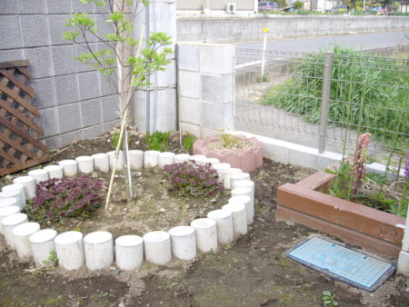 丸太杭 添木 を切って塗るだけで簡単 花壇や土留めの作り方 白い平屋の家を建てました