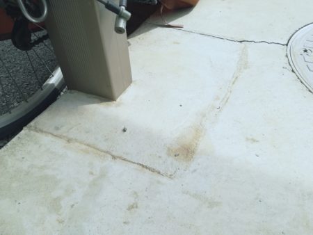コンクリートを切った痕