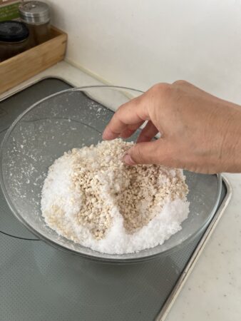 塩と米麴をよく混ぜる