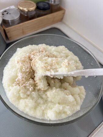 玉ねぎと塩、米麴をよく混ぜる
