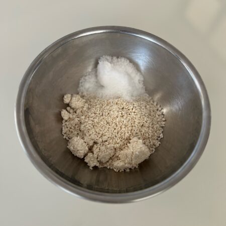 塩と米麴を混ぜる