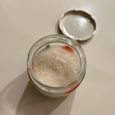 塩麴、瓶に入れた