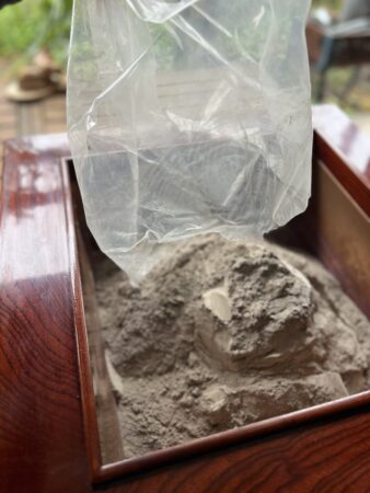 ビニールに切れ目を入れてゆっくり引く